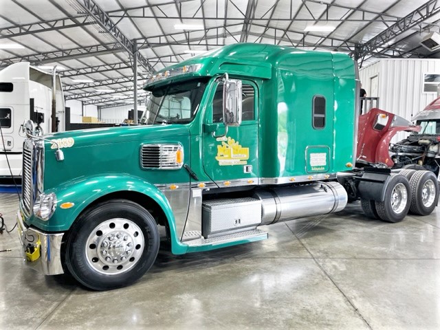 <h3 style="text-align:center"><b> 2189 - 2015 Freightliner Coronado</b></h3>